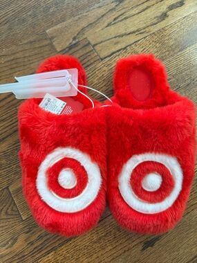 NWT New TARGET WONDERSHOP Bullseye Faux Fur Slippers Women 7 8 / Men 5 6 MEDIUM